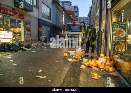 Cardiff, Pays de Galles, le 24 février 2019. Le nettoyage commence dans les rues de Cardiff après une nuit de se séparer par des milliers de partisans, après la victoire de l'équipe de rugby du Pays de Galles sur l'Angleterre au stade de la Principauté, Cardiff, dans le Six Nations Guinness championship. Six Nations de Rugby, Cardiff, Pays de Galles, Royaume-Uni. Credit : Haydn Denman/Alamy Live News. Banque D'Images