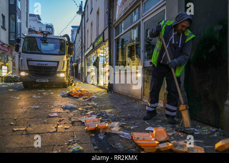 Cardiff, Pays de Galles, le 24 février 2019. Le nettoyage commence dans les rues de Cardiff après une nuit de se séparer par des milliers de partisans, après la victoire de l'équipe de rugby du Pays de Galles sur l'Angleterre au stade de la Principauté, Cardiff, dans le Six Nations Guinness championship. Six Nations de Rugby, Cardiff, Pays de Galles, Royaume-Uni. Credit : Haydn Denman/Alamy Live News. Banque D'Images