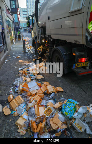 Cardiff, Pays de Galles, le 24 février 2019. Le nettoyage commence dans les rues de Cardiff après une nuit de se séparer par des milliers de partisans, après la victoire de l'équipe de rugby du Pays de Galles sur l'Angleterre au stade de la Principauté, Cardiff, dans le Six Nations Guinness championship. Six Nations de Rugby, Cardiff, Pays de Galles, Royaume-Uni. Credit : Haydn Denman/Alamy Live News. Banque D'Images