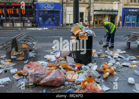 Cardiff, Pays de Galles, le 24 février 2019. Le nettoyage commence dans les rues de Cardiff après une nuit de se séparer par des milliers de partisans, après la victoire de l'équipe de rugby du Pays de Galles sur l'Angleterre au stade de la Principauté, Cardiff, dans le Six Nations Guinness championship. Six Nations de Rugby, Cardiff, Pays de Galles, Royaume-Uni. Credit : Haydn Denman/Alamy Live News. Banque D'Images