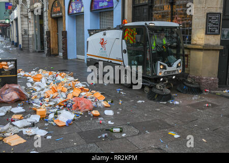 Cardiff, Pays de Galles, le 24 février 2019. Le nettoyage commence dans les rues de Cardiff après une nuit de se séparer par des milliers de partisans, après la victoire de l'équipe de rugby du Pays de Galles sur l'Angleterre au stade de la Principauté, Cardiff, dans le Six Nations Guinness championship. Six Nations de Rugby, Cardiff, Pays de Galles, Royaume-Uni. Credit : Haydn Denman/Alamy Live News. Banque D'Images