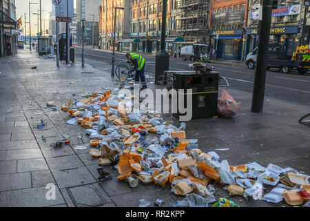 Cardiff, Pays de Galles, le 24 février 2019. Le nettoyage commence dans les rues de Cardiff après une nuit de se séparer par des milliers de partisans, après la victoire de l'équipe de rugby du Pays de Galles sur l'Angleterre au stade de la Principauté, Cardiff, dans le Six Nations Guinness championship. Six Nations de Rugby, Cardiff, Pays de Galles, Royaume-Uni. Credit : Haydn Denman/Alamy Live News. Banque D'Images