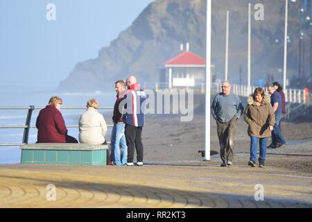 Pays de Galles Aberystwyth UK. Dimanche 24 févr. 2019 météo Royaume-uni : Les gens le dimanche matin, profitant de l'ensoleillement en février incroyablement chaude Aberystwyth, sur la côte ouest du pays de Galles. Le temps devrait rester très bien pour les prochains jours avec la possibilité d'enregistrer les températures ont dans certains endroits Crédit photo : Keith Morris/Alamy Live News Banque D'Images