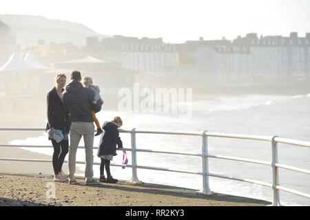 Pays de Galles Aberystwyth UK. Dimanche 24 févr. 2019 météo Royaume-uni : Les gens le dimanche matin, profitant de l'ensoleillement en février incroyablement chaude Aberystwyth, sur la côte ouest du pays de Galles. Le temps devrait rester très bien pour les prochains jours avec la possibilité d'enregistrer les températures ont dans certains endroits Crédit photo : Keith Morris/Alamy Live News Banque D'Images