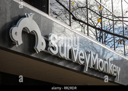 OTTAWA, CANADA - 11 NOVEMBRE 2018 : SurveyMonkey logo sur leur bureau principal d'Ottawa, Ontario. Survey Monkey est un site web en ligne et solutions spec Banque D'Images