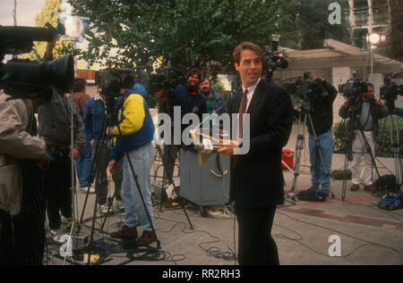 VAN Nuys, CA - le 28 janvier : le journaliste Terry Moran assiste à la conférence de presse à Erik et Lyle Menendez Procès, juge de la Cour supérieure déclare Stanley Weisberg le procès en procès Menendez Lyle le 28 janvier 1994 à Van Nuys Courthouse à Van Nuys, Californie. Photo de Barry King/Alamy Stock Photo Banque D'Images