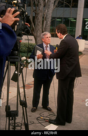 VAN Nuys, CA - le 28 janvier : un journaliste/écrivain Dominick Dunne assiste à la conférence de presse à Erik et Lyle Menendez Procès, juge de la Cour supérieure déclare Stanley Weisberg le procès en procès Menendez Lyle le 28 janvier 1994 à Van Nuys Courthouse à Van Nuys, Californie. Photo de Barry King/Alamy Stock Photo Banque D'Images