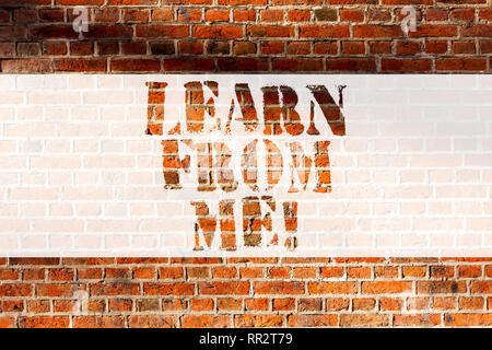 Texte de l'écriture l'écriture apprendre de moi. Concept sens suivent ma direction et des exemples d'être un mentor pour quelqu'un d'autre mur Graffiti Art comme motiv Banque D'Images