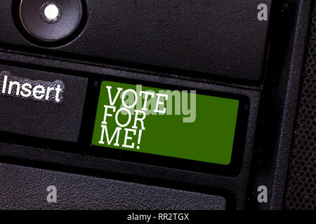 Texte de l'écriture de voter pour moi. Concept signifiant faire campagne pour un poste au gouvernement à la prochaine élection l'intention de créer une touche de clavier d'ordinateur Banque D'Images