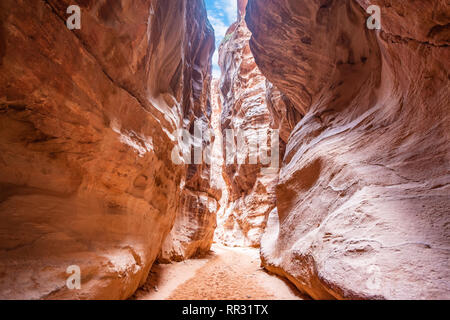 Le Siq, l'encoche étroite-canyon qui sert de couloir d'entrée à la ville cachée de Petra, Jordanie Banque D'Images