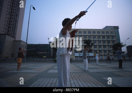 Description : Chengdu, Sichuan, Chine - 19 août 2003. Les praticiens de Tai-Chi et son derivities s'engager dans une session du matin de l'art martial par le Banque D'Images