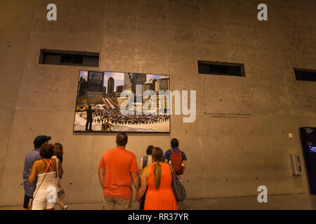 Affichage d'une photo sur le mur à l'intérieur du 9/11 Memorial Museum, New York, New York, USA Banque D'Images