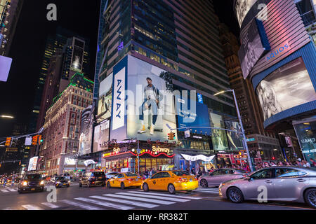 La circulation en ville la nuit, Manhattn Midtown, New York, New York, USA Banque D'Images