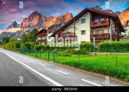 Magnifique village alpin au coucher du soleil. Rue admirable alpine traditionnelle avec maisons et jardins spectaculaires. De hautes montagnes au coucher du soleil à San Vito di C Banque D'Images