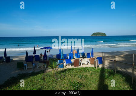 Chaises de plage et parasols sur un matin tôt du Kata Yai Beach, Phuket, Thaïlande Banque D'Images