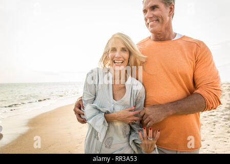 Belle happy senior couple outdoors - Jeune couple marié s'amuser et profiter de la vie ensemble Banque D'Images
