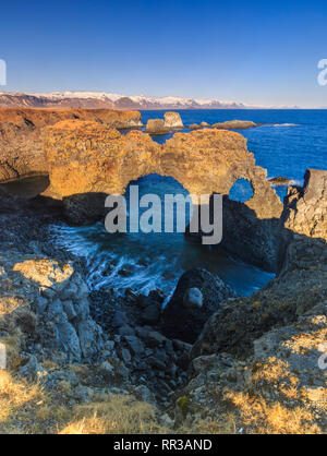 Voûte en pierre naturelle Gatklettur, Péninsule de Snæfellsnes, dans l'ouest de l'Islande, Islande, Europe Banque D'Images