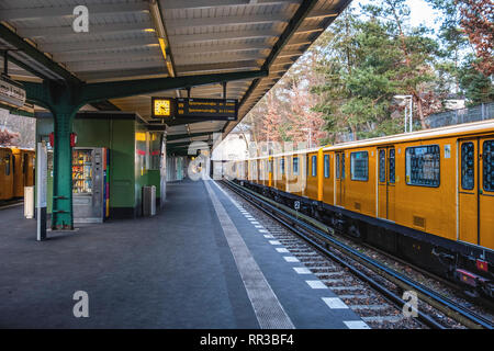 Berlin- Zehlendorf. Krumme Lanke La gare U-Bahn rail de la plate-forme titres & train jaune Banque D'Images