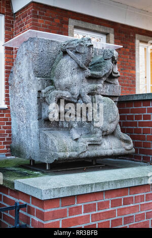 Ancienne sculpture équestre résisté à l'extérieur Nature Springer Publishing Company, bâtiment scolaire Heidelberger Platz 3, Wilmersdorf-Berlin Banque D'Images