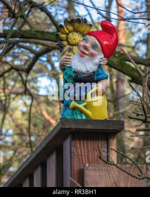 Ötzermühlerweg 3 Krumme Lanke, Berlin. Nain de jardin à l'entrée de la chambre dans l'établissement de logements Banque D'Images