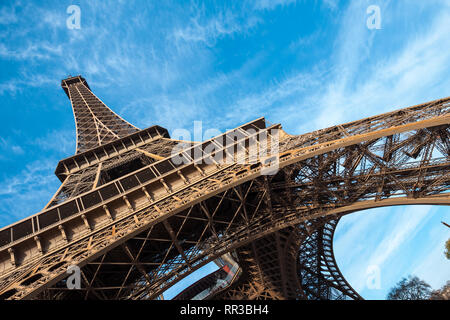 Plan large de la Tour Eiffel avec ciel bleu, Paris, France. Banque D'Images