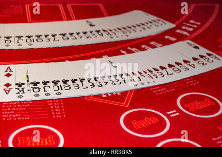 Table de jeux de casino avec des cartes à jouer sur le navire de croisière MSC Meraviglia, 11 octobre 2018, Italie Banque D'Images