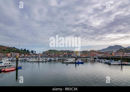 Ribadesella, Asturies, Espagne ; Janvier 2016 : Avis de voiliers et yachts amarrés dans le port de Ribadesella stand Banque D'Images