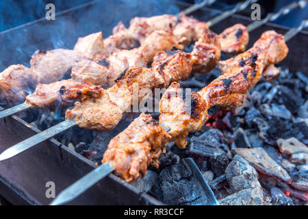 La viande sur les brochettes sur du charbon de bois dans un stand, République Tchèque Banque D'Images