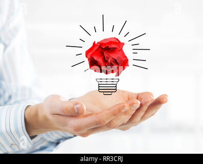 Mains de businessman holding papier chiffonné sur fond d'intérieur de bureau. Technique mixte Banque D'Images