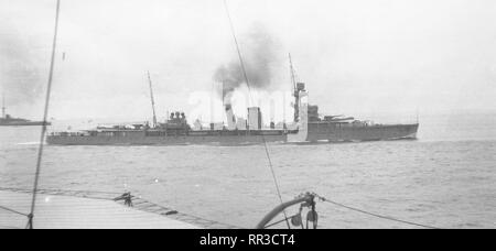 La MARINE ROYALE Leichter Kreuzer Danae-Klasse Danae-Class / Light Cruiser - HMS Danae - Escadron de service spécial / La croisière autour du monde 1923 - 1924 Banque D'Images