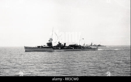 La MARINE ROYALE Leichter Kreuzer Danae-Klasse Danae-Class / croiseur HMS HMS Dauntless Danae - Dehli HMS HMS Dragon - Escadron de service spécial / La croisière autour du monde 1923 - 1924 Banque D'Images