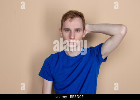 Jeune homme sérieux looking at camera Banque D'Images