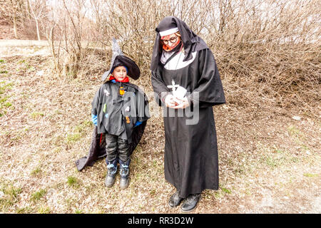 République tchèque carnaval - masopust, masque de femme, vêtue comme une nonne et le garçon, République Tchèque Banque D'Images