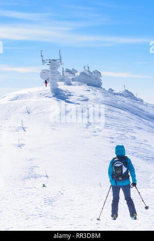 Puchberg am Schneeberg : Schneeberg, montagne, Sommet Klosterwappen station radar couvertes de neige, ski tour tourer dans Wiener Alpen, Alpes, Niederösterreich Banque D'Images