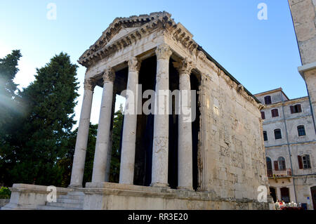 Pola Pula colisée détails de l'architecture avec fenêtres summertime Banque D'Images