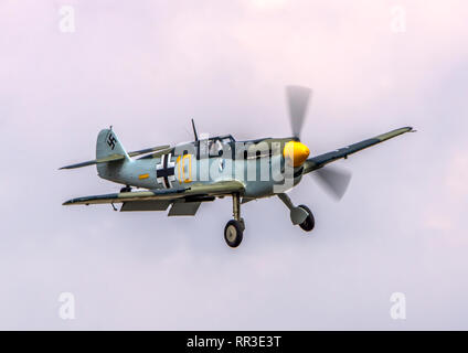 Un Hispano Buchon Messerschmitts BF109s entrée en terre à Duxford en Angleterre Banque D'Images