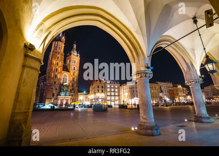 Cracovie, Pologne, le 16 février 2019 : l'église Sainte Marie de nuit à Cracovie, Pologne Banque D'Images