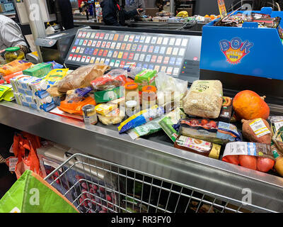 MUNICH, ALLEMAGNE - OCT 27, 2018 : la caisse avec beaucoup de nourriture et de produits non alimentaires sur la caisse Banque D'Images