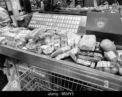 MUNICH, ALLEMAGNE - OCT 27, 2018 : la caisse avec beaucoup de nourriture et de produits non alimentaires sur la caisse - noir et blanc Banque D'Images