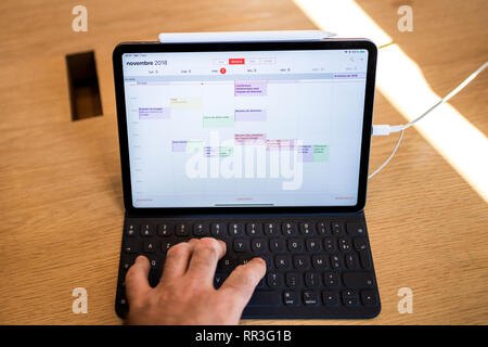PARIS, FRANCE - Nov 7, 2018 Client : POV point de vue personnel sur l'expérience de nouvelles Apple iPad Pro avec ID, face A12X Bionic avec moteur neuronal et mince d'une conception entièrement nouvelle caisse à l'aide d'application Calendrier Banque D'Images