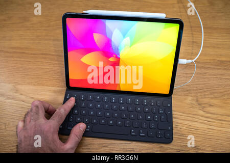 PARIS, FRANCE - Nov 7, 2018 Client : POV point de vue personnel sur l'expérience de nouvelles Apple iPad Pro tablette avec ID, visage mince et moteur de neurones d'une conception entièrement nouvelle caisse à l'aide du couvercle du clavier Banque D'Images