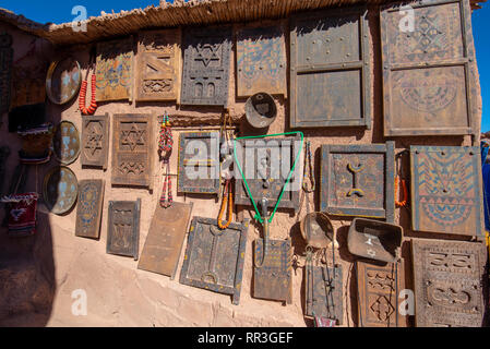 Marché de la rue de l'artisanat berbère au Ksar d'Ait Benhaddou - ville fortifiée (ighrem) sur l'ancienne route des caravanes entre le Sahara et Marrakech, Maroc Banque D'Images