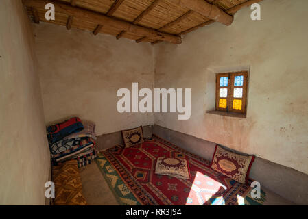 Maison berbère à l'intérieur de l'intérieur du Ksar Ait Benhaddou - ville fortifiée (ighrem) sur l'ancienne route des caravanes entre le Sahara et Marrakech. Maroc Banque D'Images