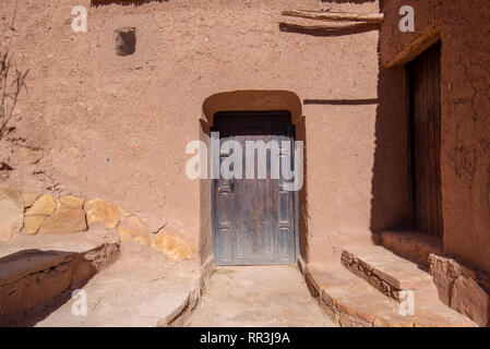 Maison berbère porte de bois dans le Ksar d'Aït Benhaddou - ville fortifiée (ighrem) sur l'ancienne route des caravanes entre le Sahara et Marrakech, Maroc Banque D'Images