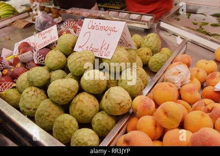 Une grande variété de fruits tropicaux frais sur le comptoir de l'épicerie. Banque D'Images