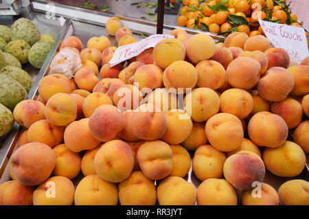 Une grande variété de fruits tropicaux frais sur le comptoir de l'épicerie. Banque D'Images