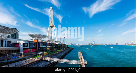 Dubaï, Émirats Arabes Unis - Février 14, 2019 : vue panoramique à Bluewaters loisirs place dans la marina de Dubaï avec grande roue sous le soleil d Banque D'Images