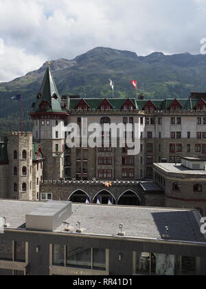 ST. MORITZ, Suisse Août 2018 : le vieux bâtiment dans le centre-ville européenne à paysages alpins avec ciel nuageux dans la journée d'été chaud et ensoleillé - à la verticale. Banque D'Images