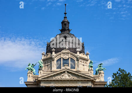 Dome et fronton de thermes Szechenyi, bâtiment néo-baroque (néo-) dans l'architecture baroque ville de Budapest, Hongrie Banque D'Images