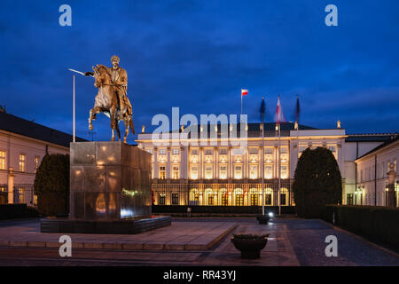 Pologne, Varsovie, le palais présidentiel et le prince Józef Poniatowski statue de nuit, sites touristiques de la ville. Banque D'Images